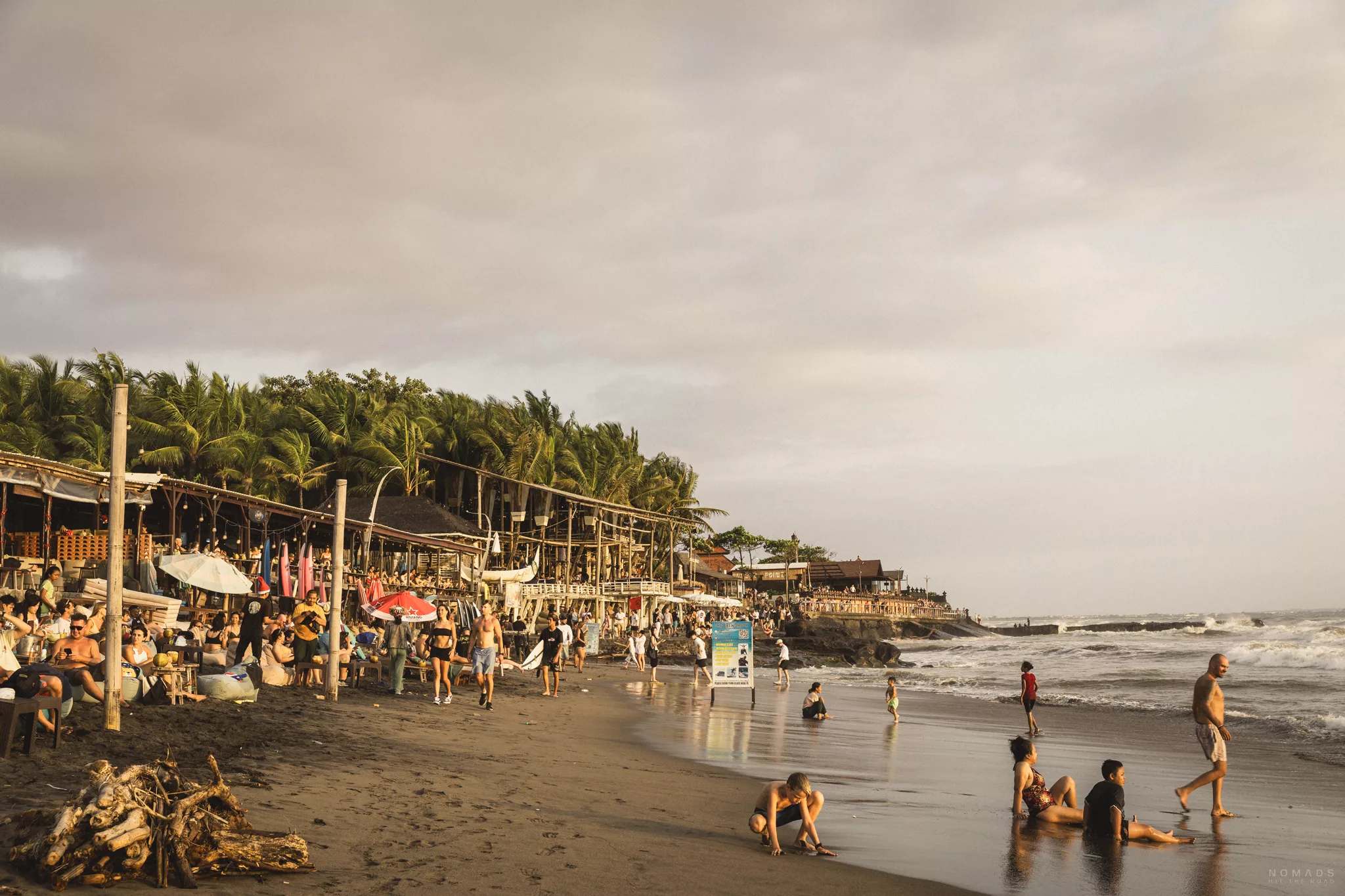 Menschen am Strand und Meer am Echo Beach in Canggu