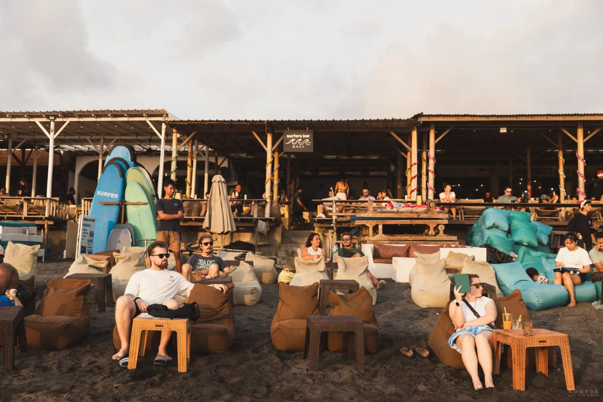 Menschen sitzen auf Sitzsäcken in der surfers Bar in Canggu am Strand