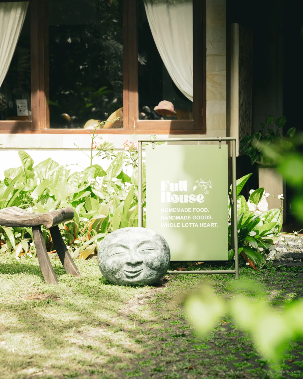 Schild Full House mit einem Stein mit Gesicht im Vorgarten