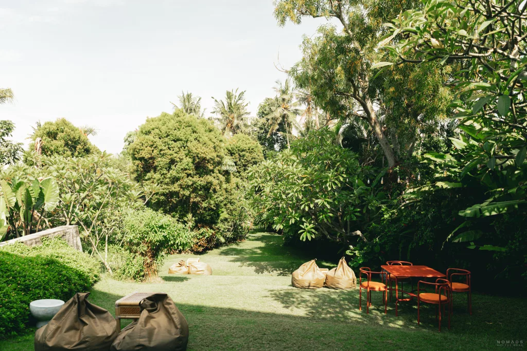 Garten mit Sitzmöglichkeiten im Full House in Pererenan bei Canggu