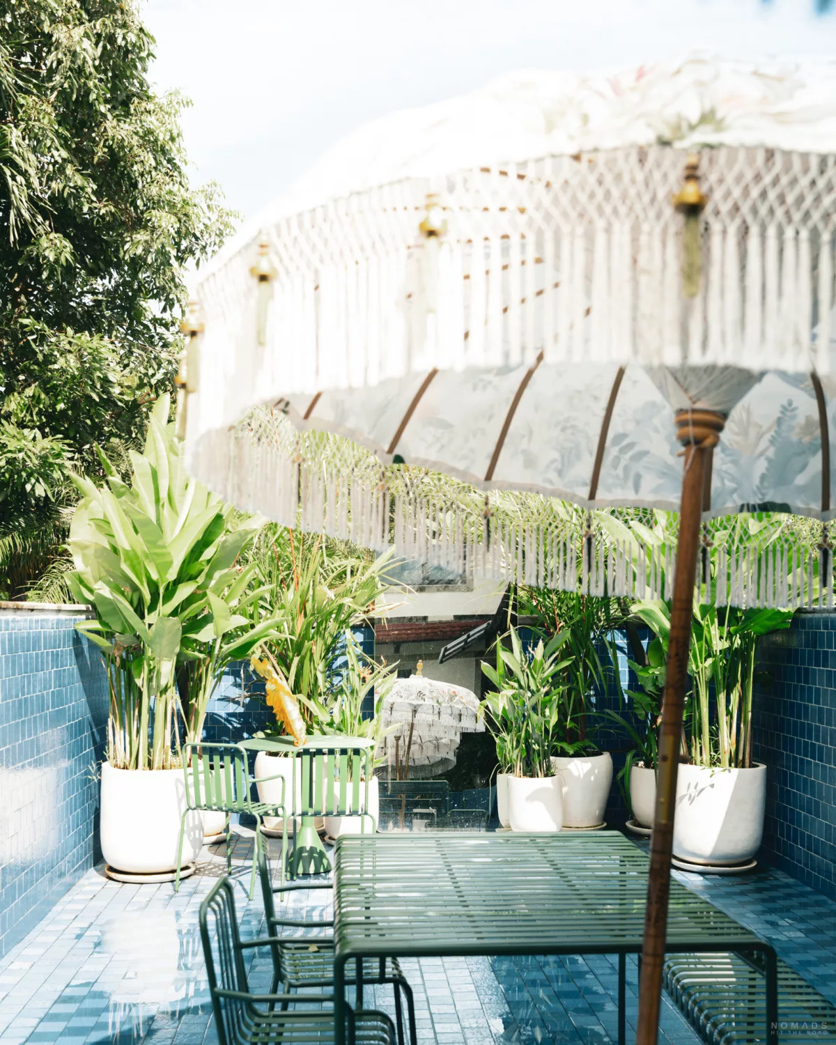 leerer Pool mit Stühlen, Tischen und Sonnenschirm im Full House in Pererenan