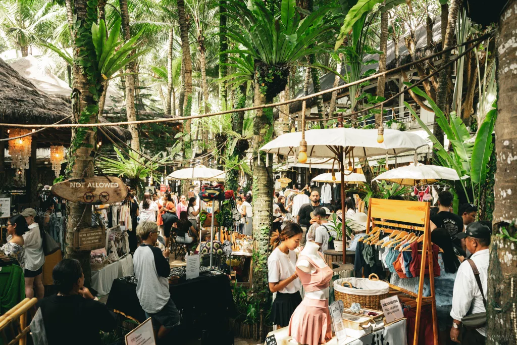 Menschen und Stände auf dem La Brisa Sunday Market in Canggu