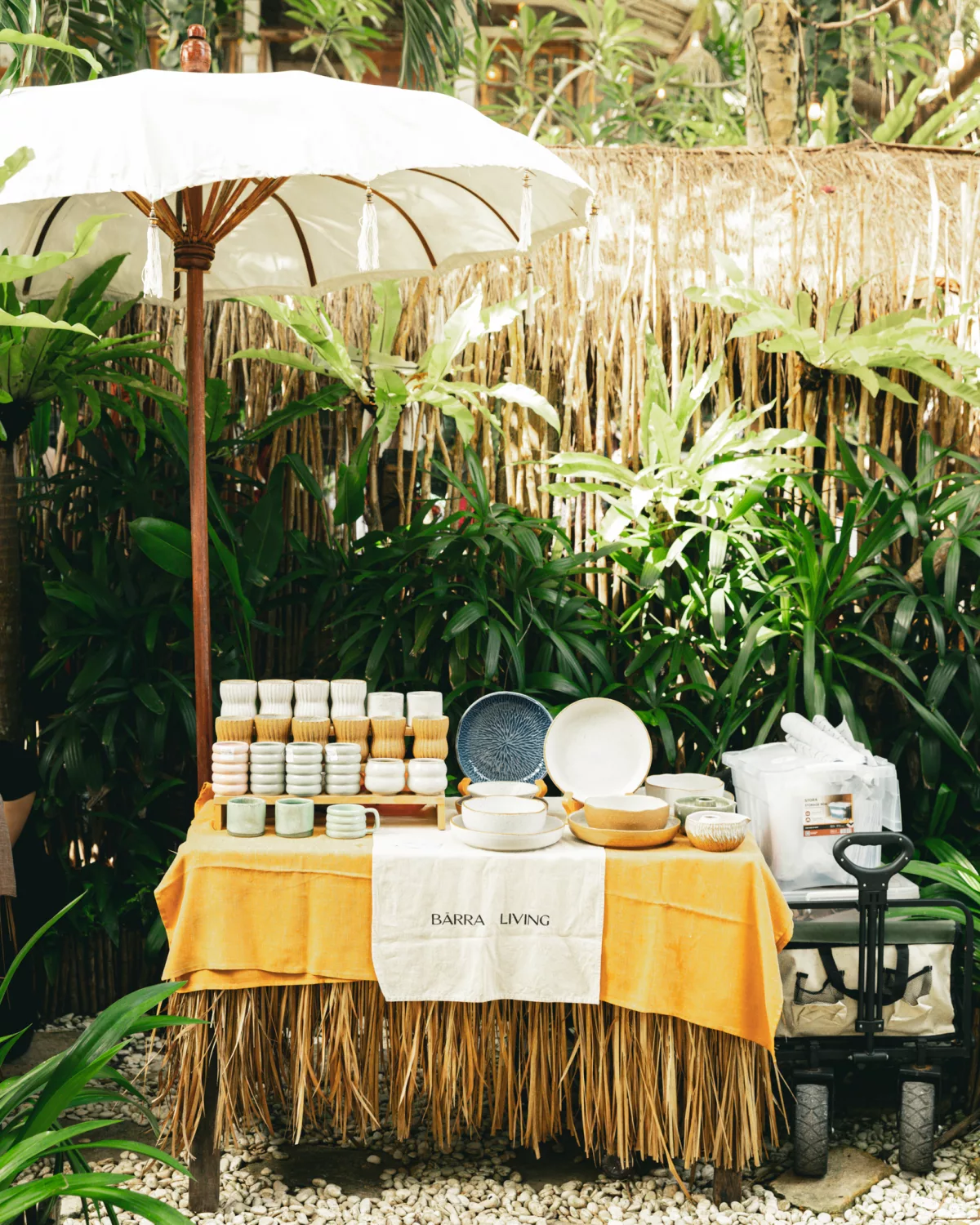 Markstand mit Geschirr auf dem La Brisa Sunday Market