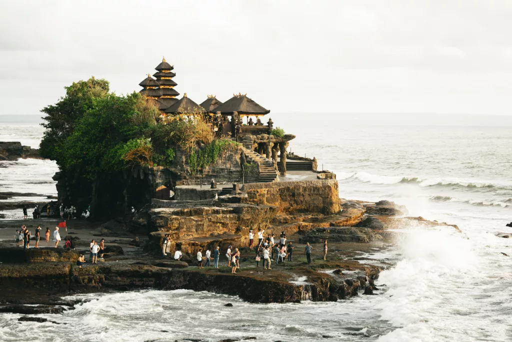 Tempel Pura Tanah Lot auf dem Felsen direkt im Meer bei Ebbe