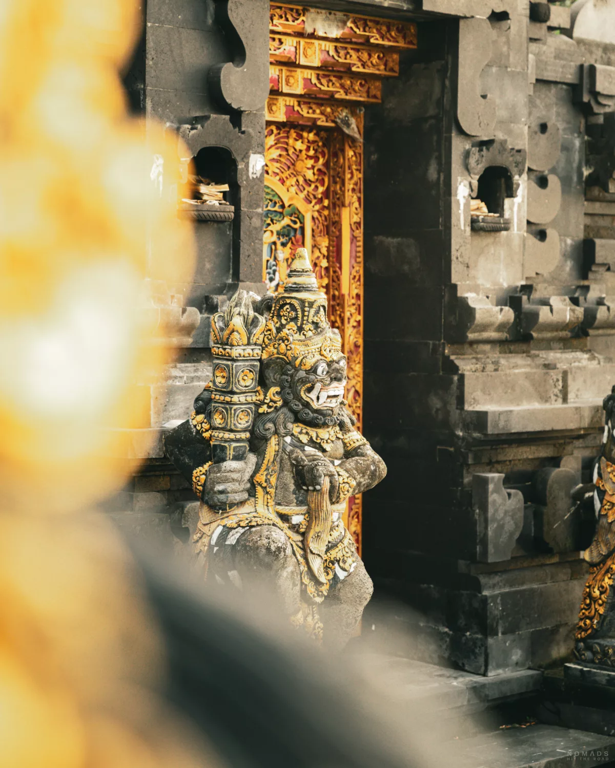 vergoldete Statue an einem Tempeleingang