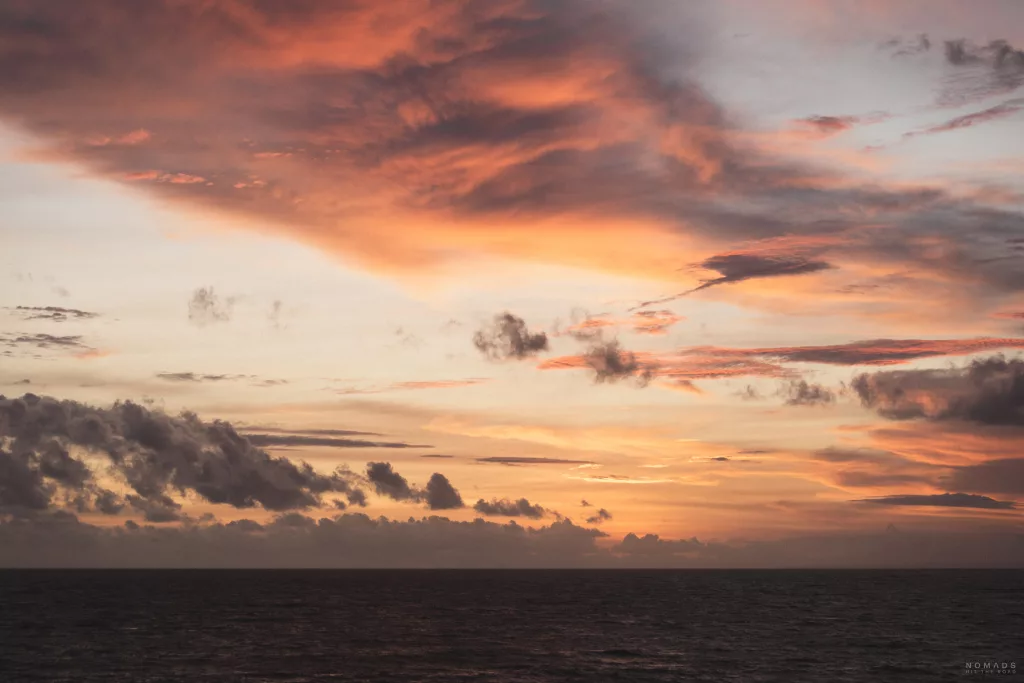 Sonnenuntergang über dem Meer am Pura Tanah Lot