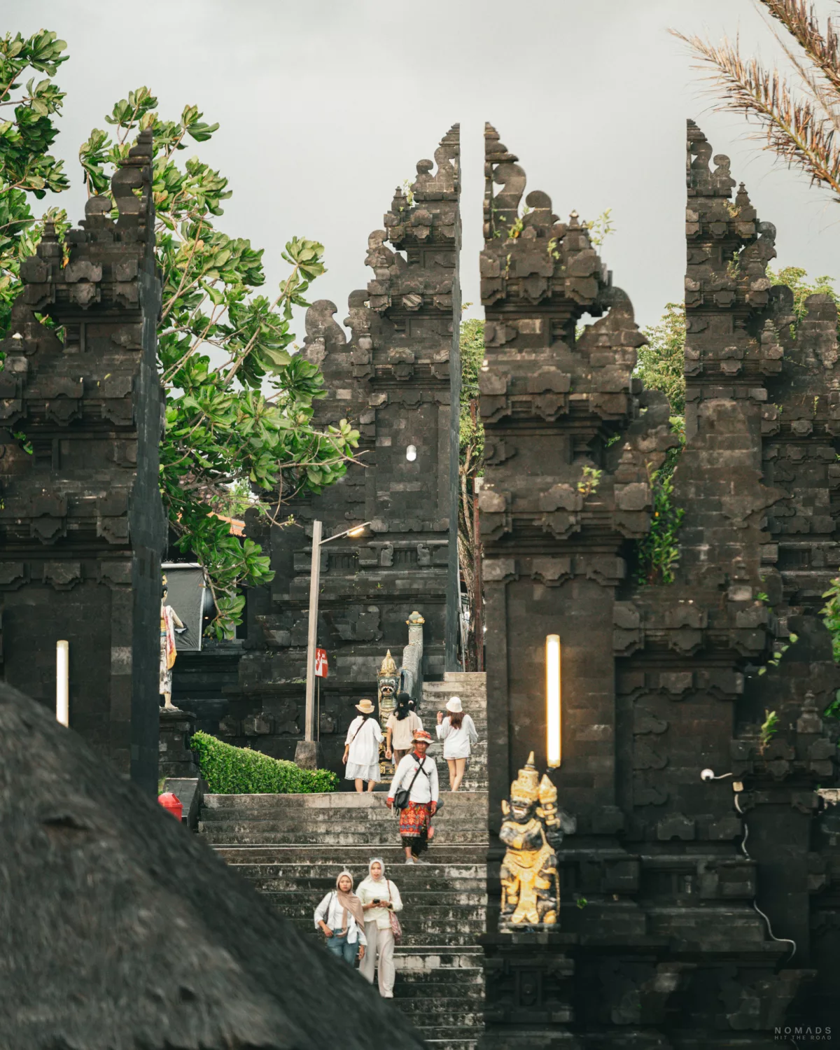 Eingangstor durch das Menschen gehen am Pura Tanah Lot