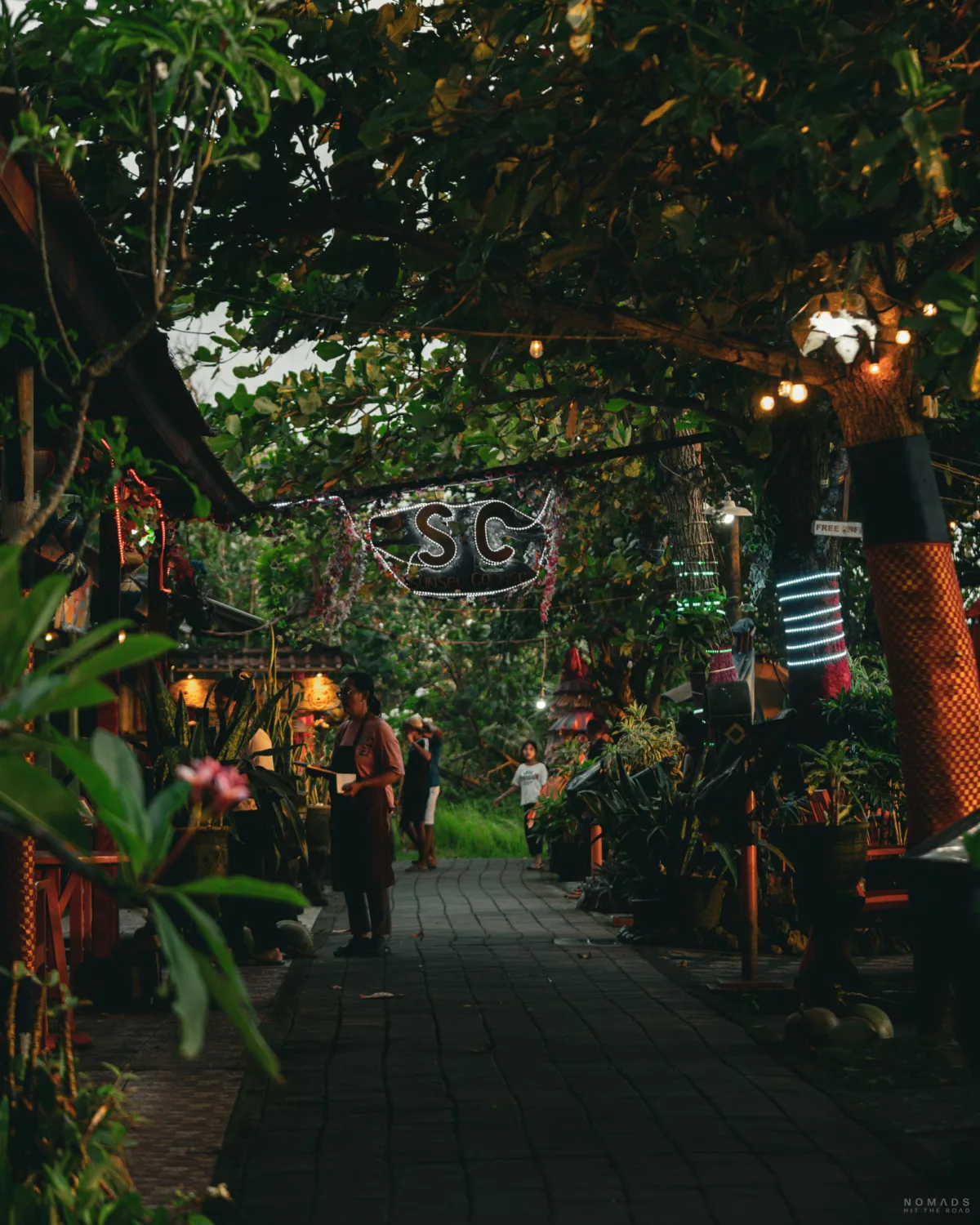 Straße gesäumt mit Warungs am Pura Tanah Lot auf Bali