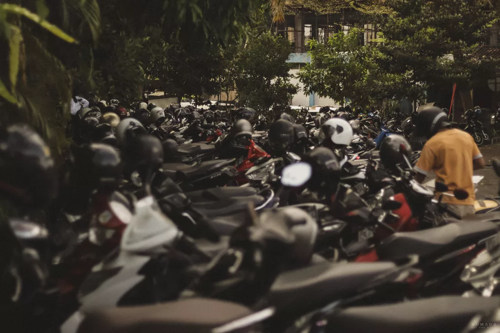 viele parkende Roller in Canggu auf Bali