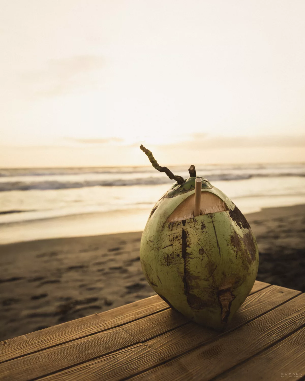 Kokosnuss steht auf einem Tisch am Strand