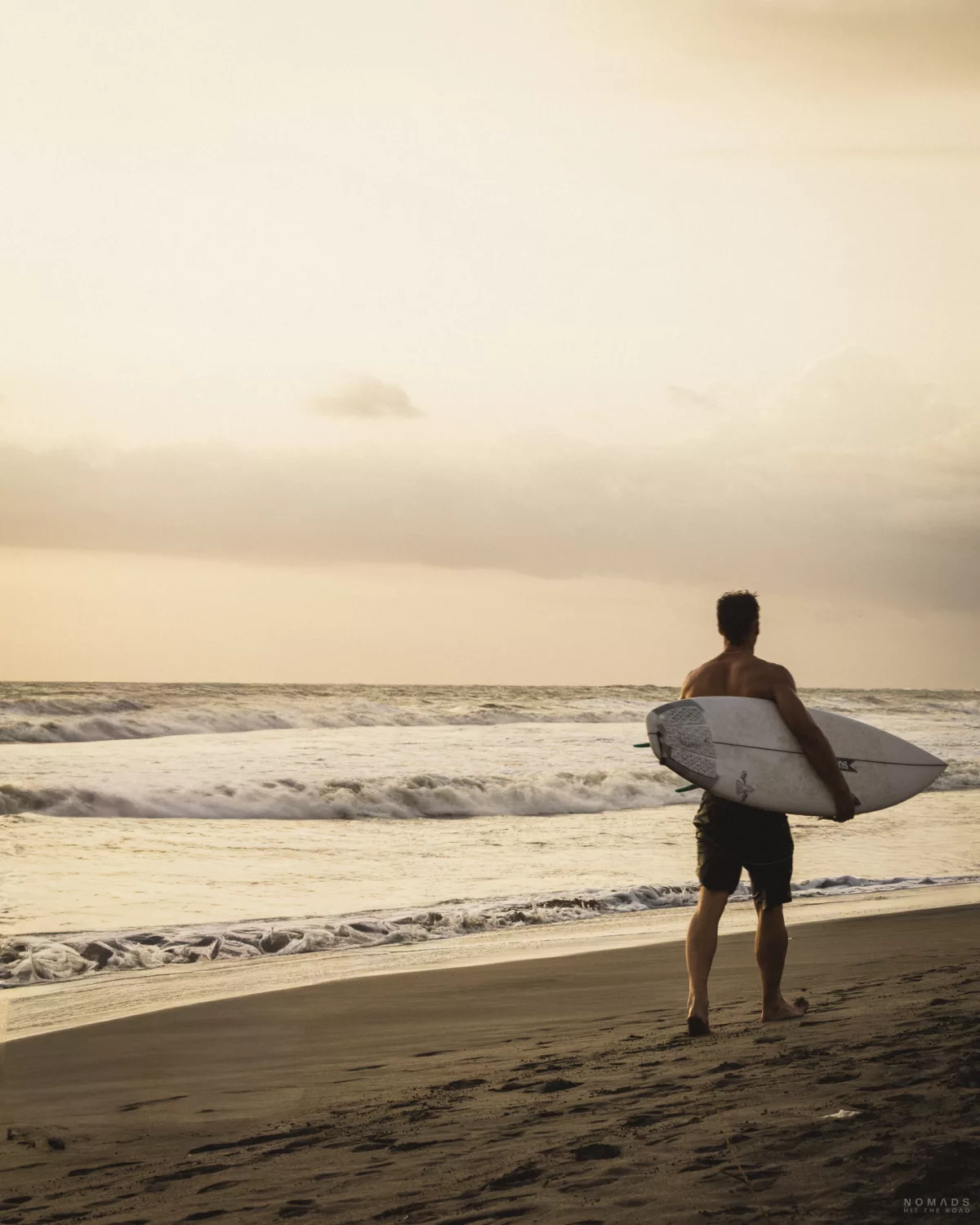 Surfer am Strand in Cangg auf Bali