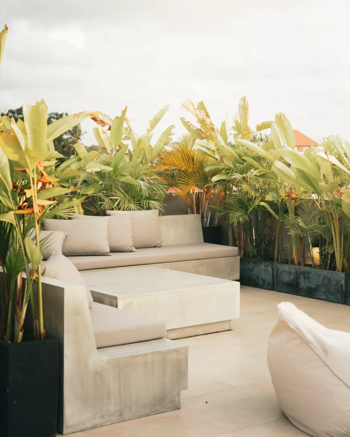 Dachterrasse mit Pflanzen und Sitzflächen