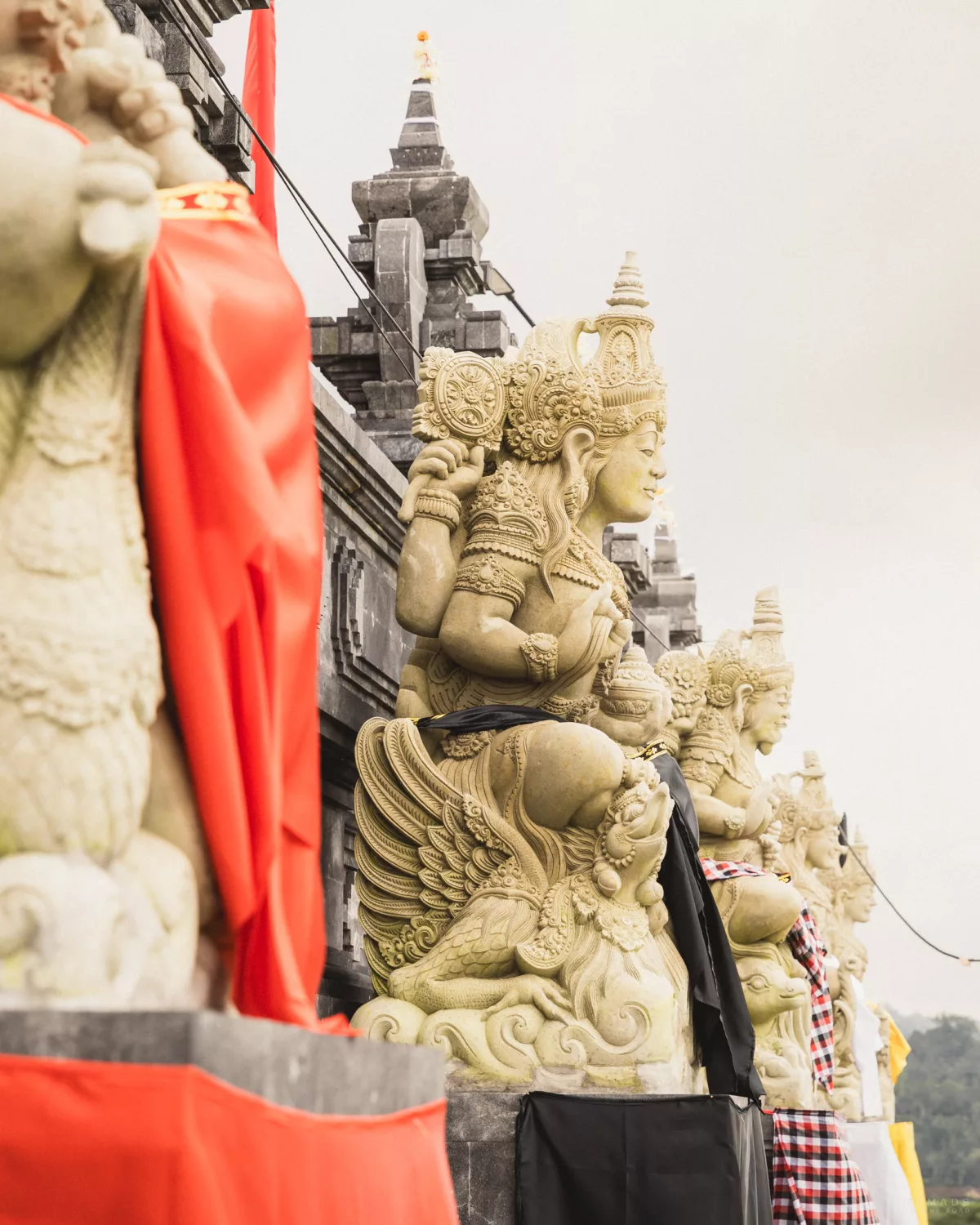 Steinstatue an einem Tempel in Jatiluwih