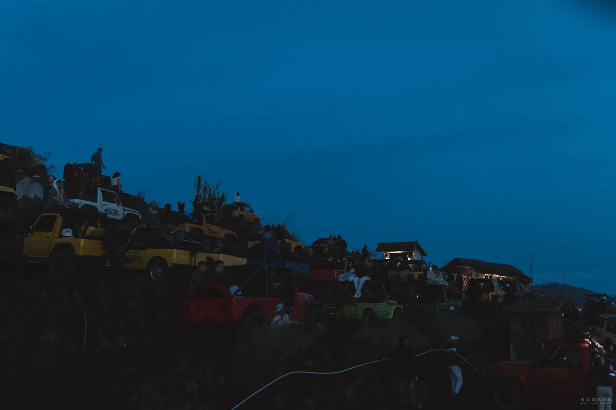 Jeep Autos am Berghang im Morgengrauen