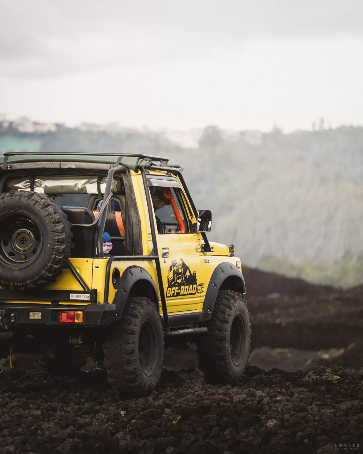 Gelber Jeep steht auf einem Lavafeld