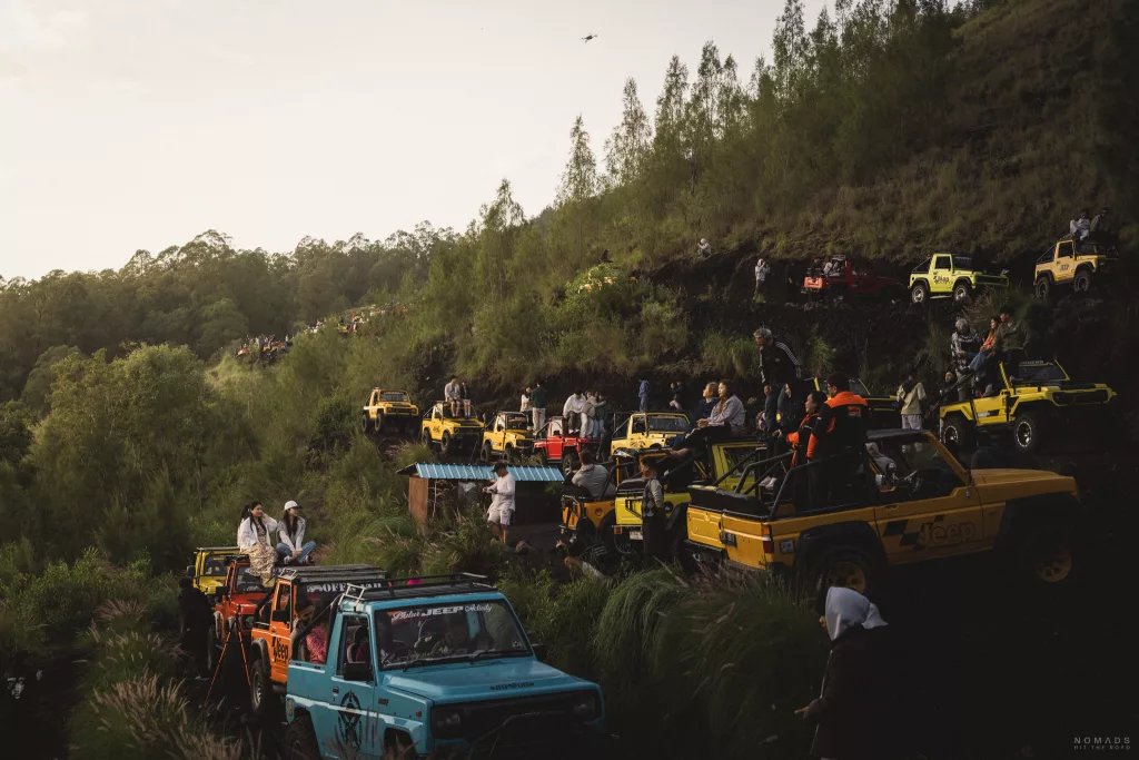 Einige Jeep Autos stehen an einem Berghang für die Sunrise Jeep Tour am Mount Batur auf Bali