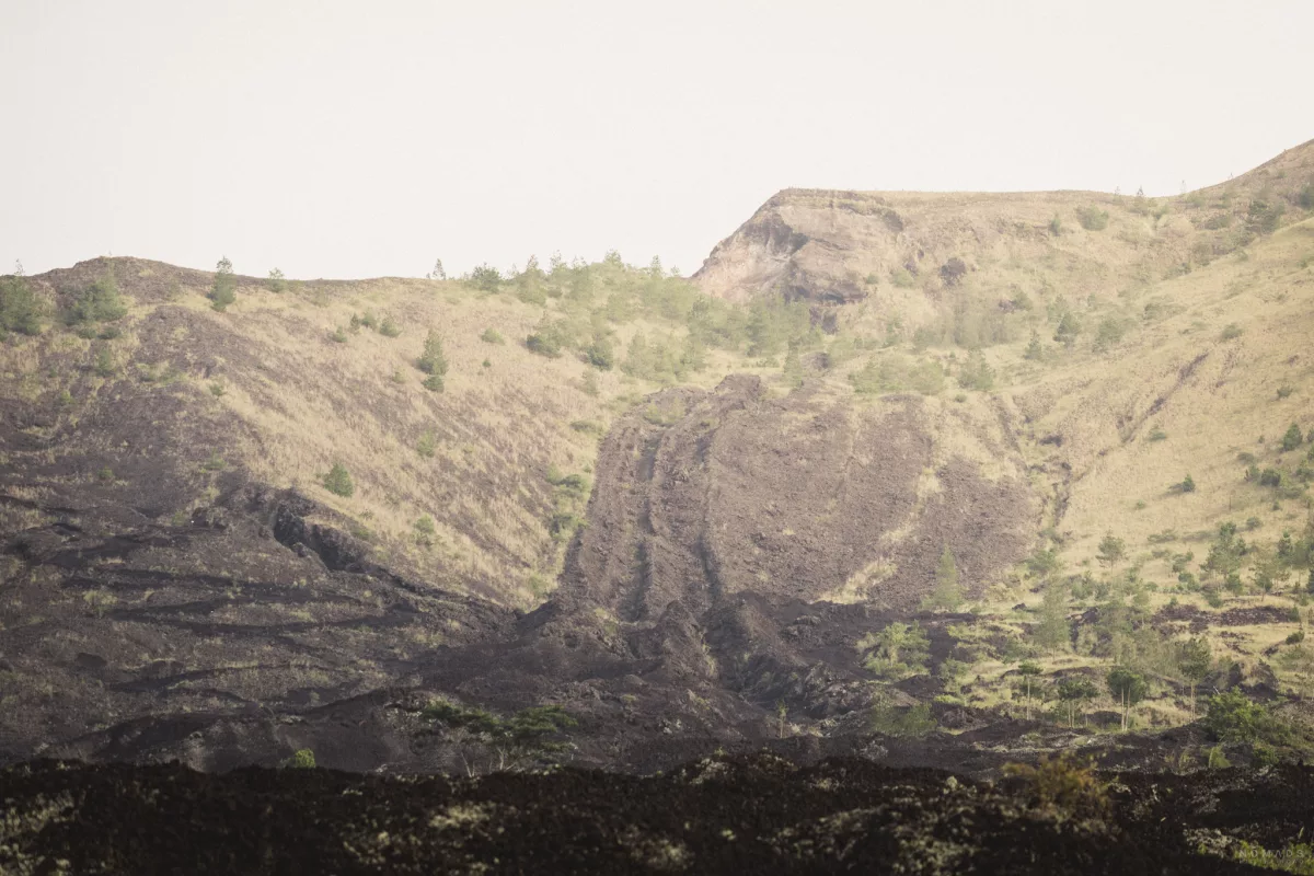 Spur der Zerstörung der Lava vom aktiven Vulkan Mount Batur auf Bali