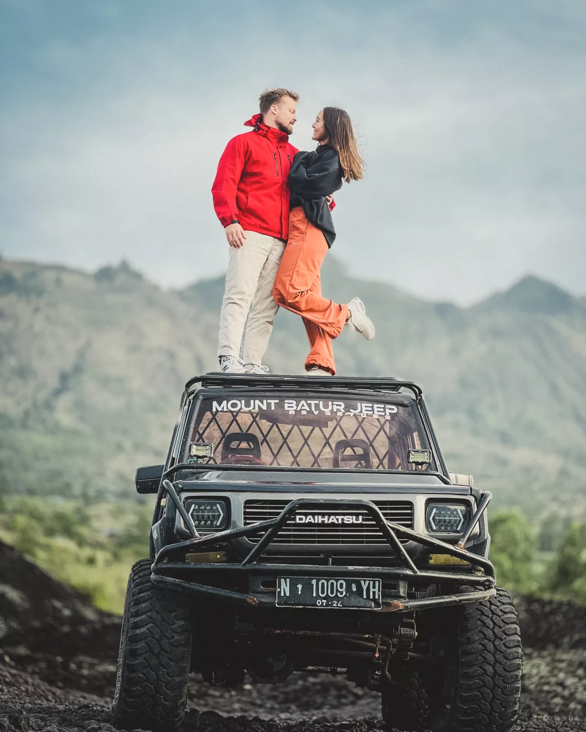 Pärchen steht auf einem Mount Batur Jeep am Lavafeld