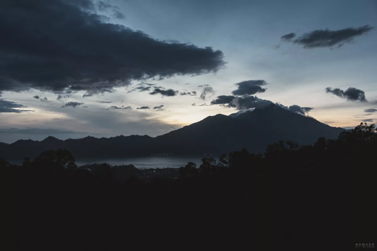 Sonnenaufgang bei bewölktem Wetter am Mount Batur in Kintamani