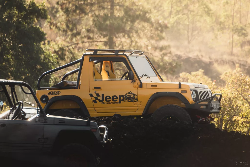 Gelber Jeep steht auf einem Lavafeld in Kintamani