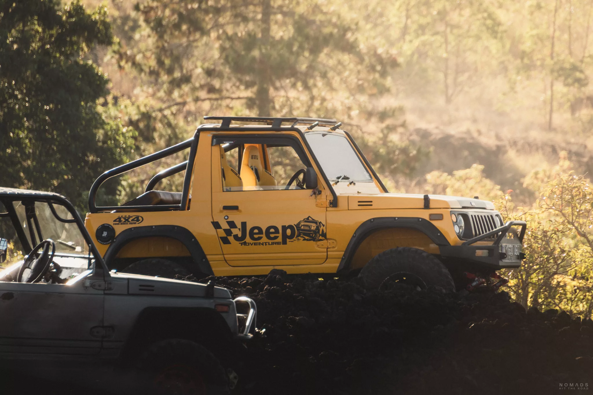 Gelber Jeep steht auf einem Lavafeld in Kintamani