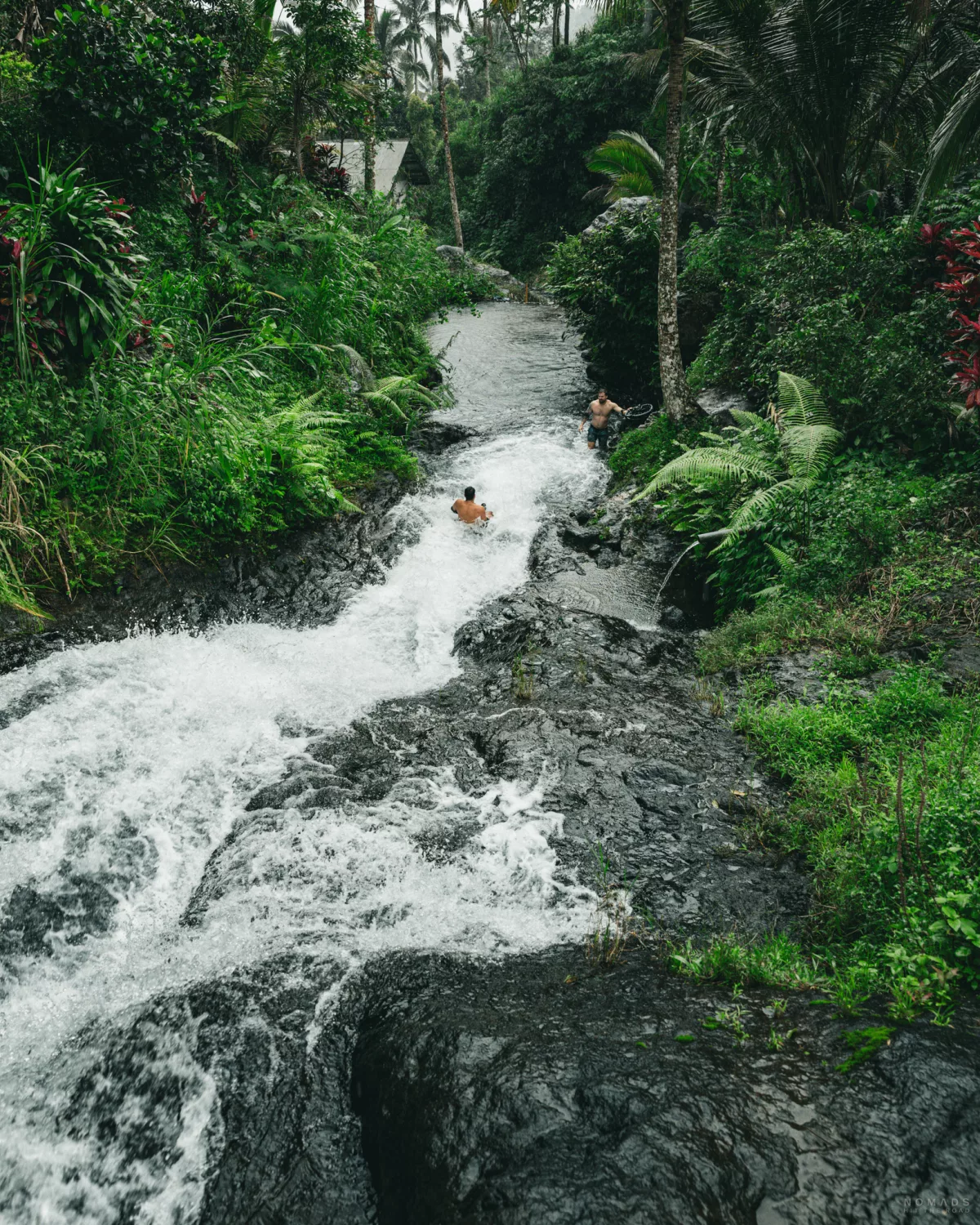 Person rutscht in ein Wasserbecken bei den Lemukih Water Slides