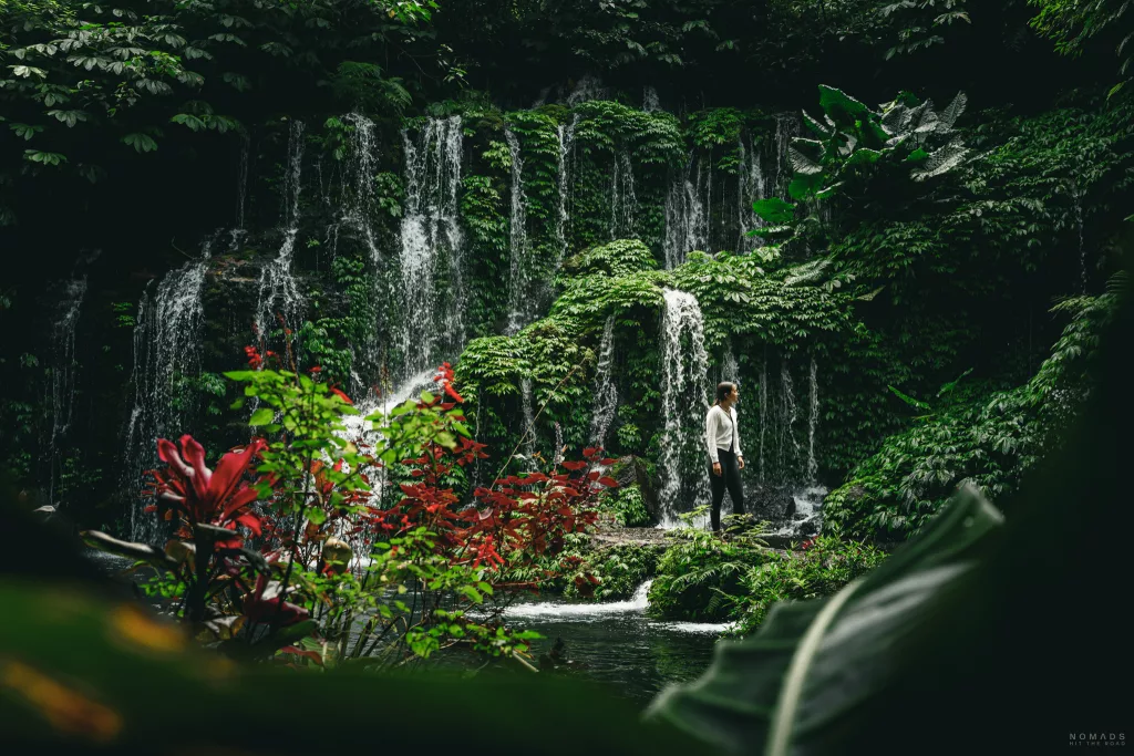 Frau steht am treppenartigen Wasserfall Banyu Wana Amertha in Munduk auf Bali