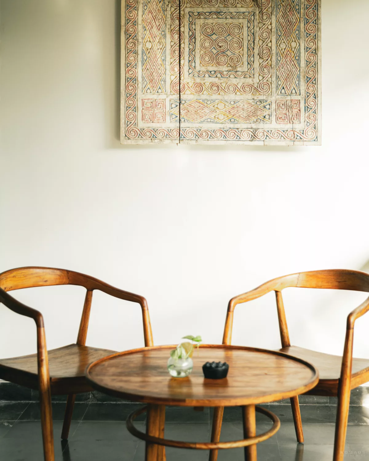 Tisch und Stühle auf dem Balkon des Hotels Dinara Ubud