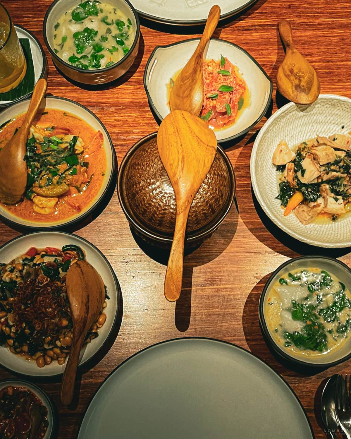 Viele Teller mit Essen auf einem Tisch im Restaurant Nusantara by Locavore Group in Ubud