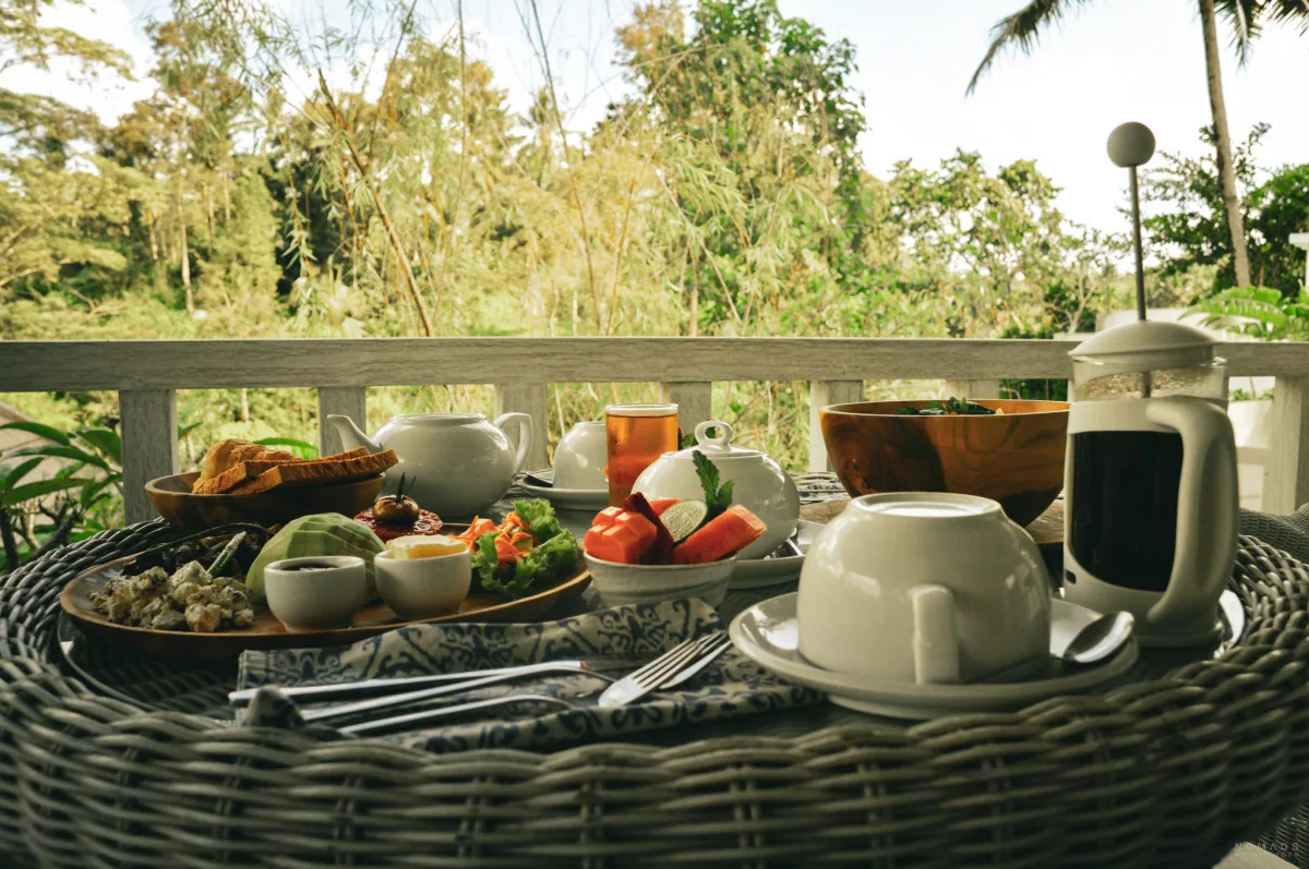 Frühstück mit Kaffee auf einem Tisch in dem Hotel Cloud Nine Estate