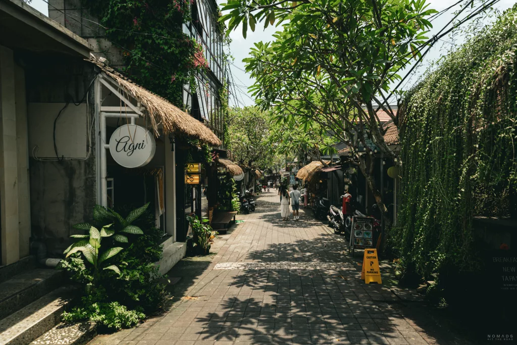 Jl Goutama Straße in Ubud mit Geschäften und Restaurants
