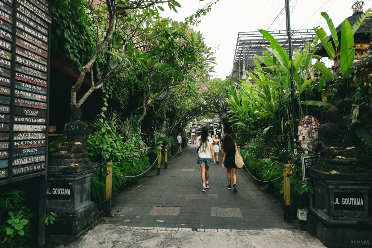 Menschen laufen in die Jl. Goutama