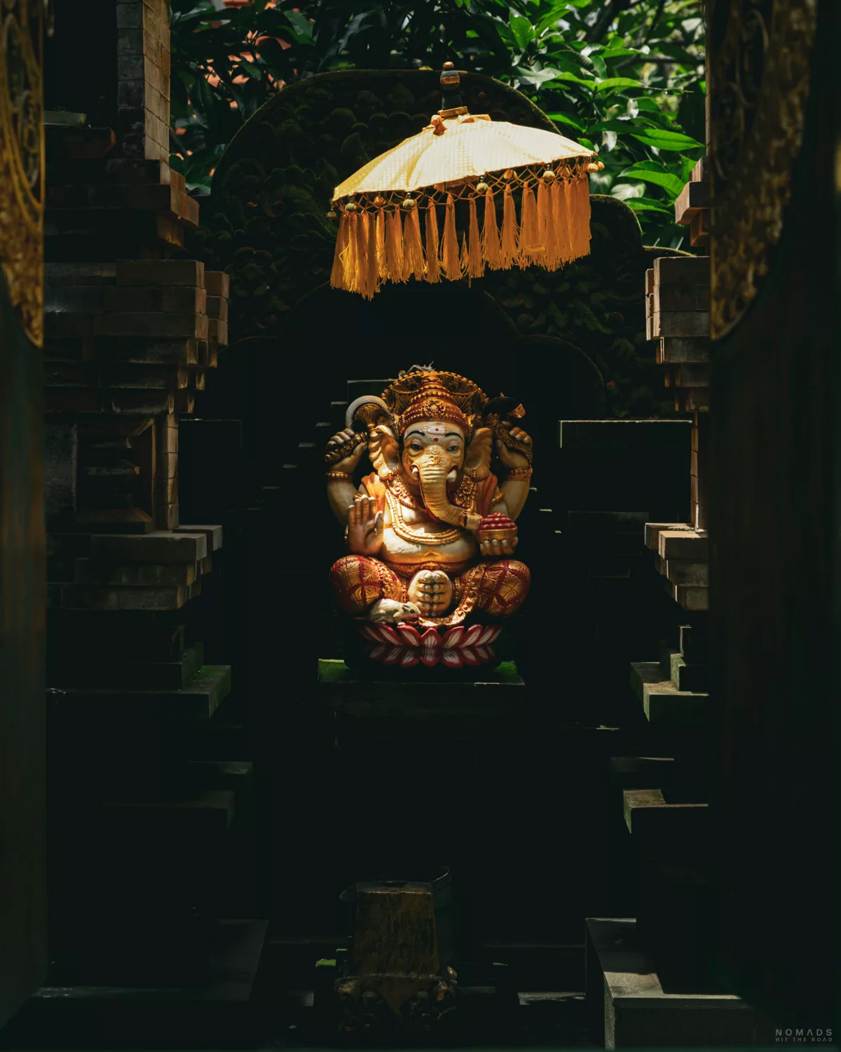 Sonne strahlt auf eine Elefanten-Statue