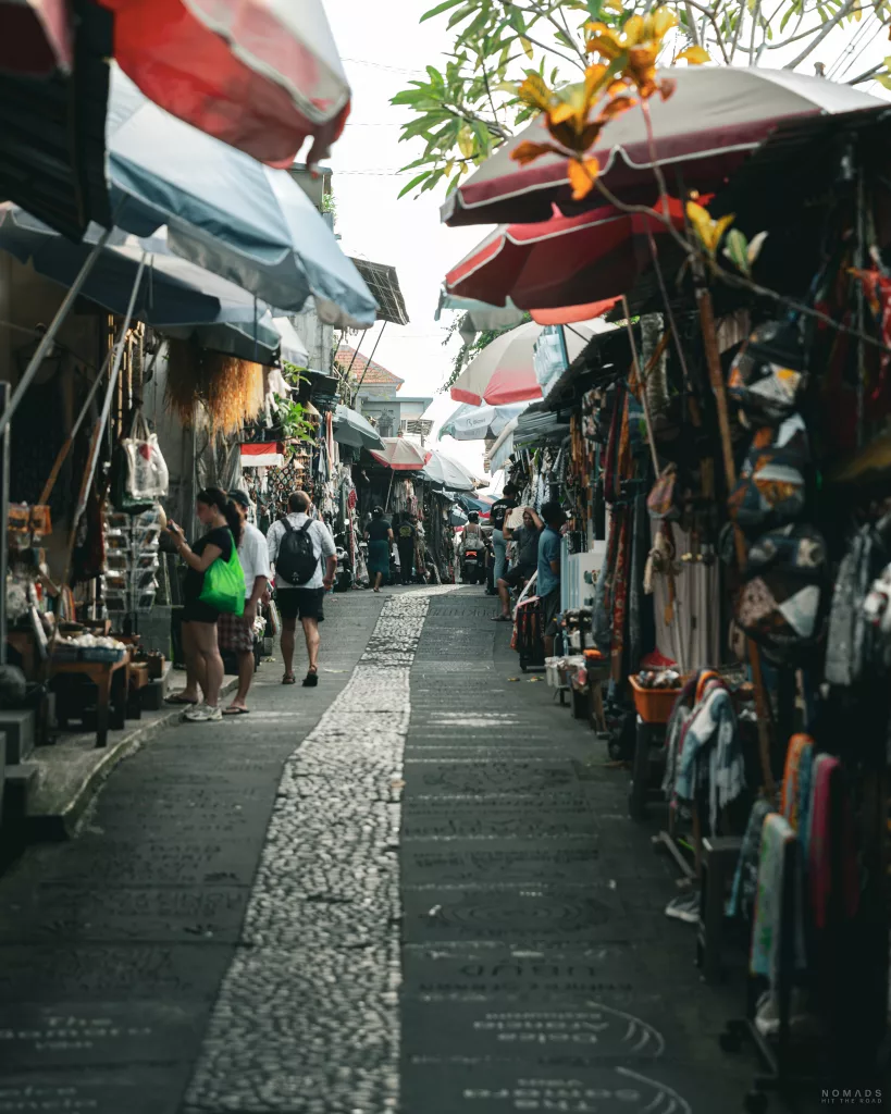 PRIANKA UBUD ART MARKET mit Ständen voller Souvenirs in Ubud