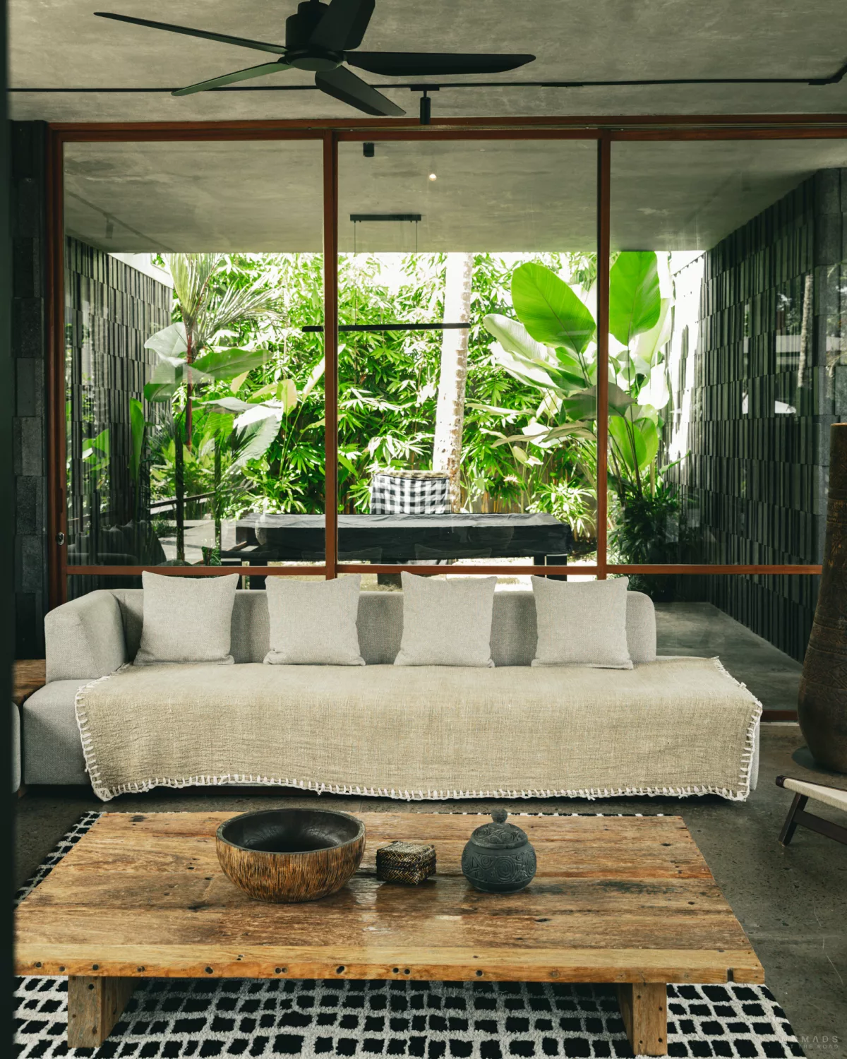 Sofa in dem Wohnzimmer der Villa SUMIKA