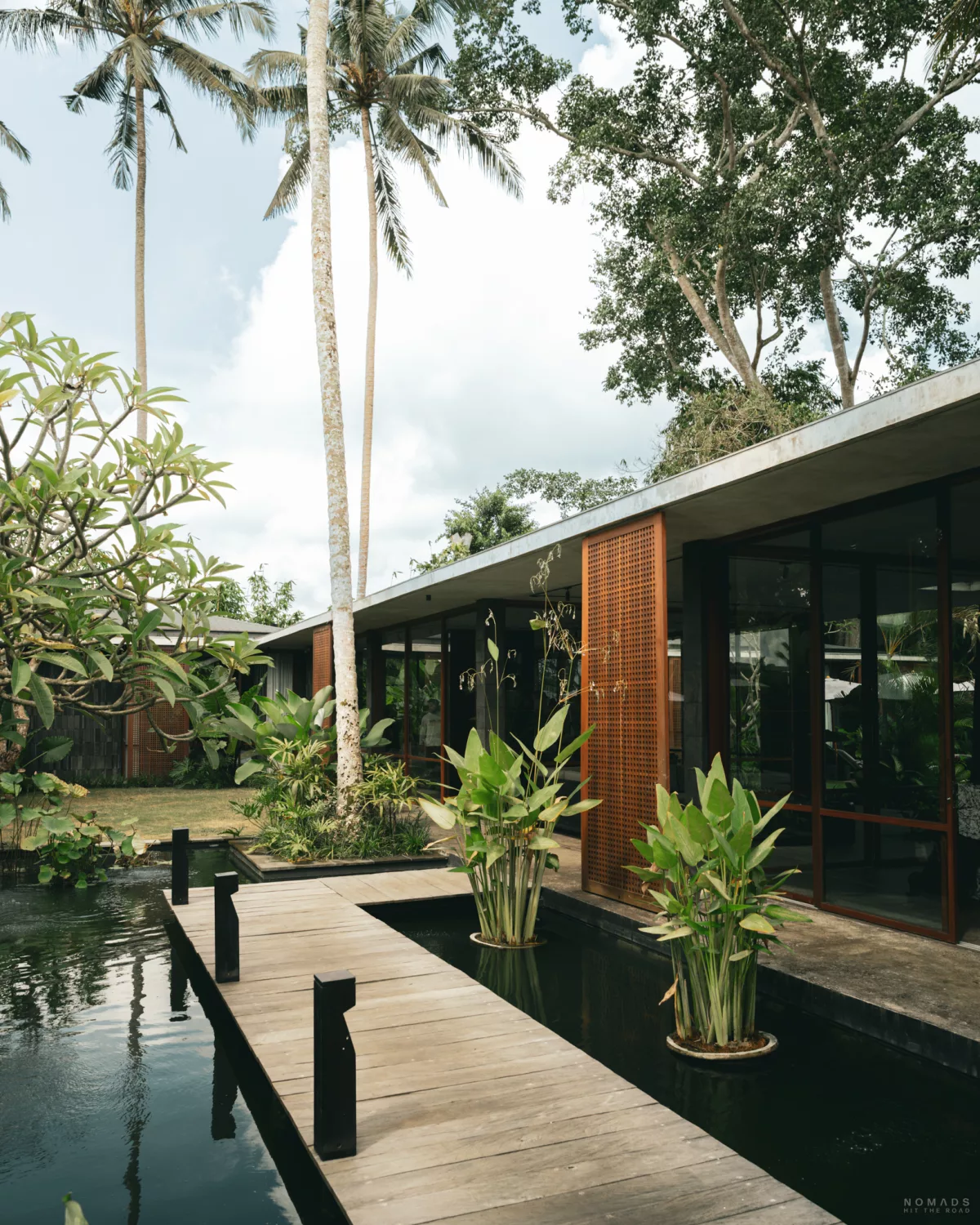 Eingang mit Steg und Teich in der Villa SUMIKA