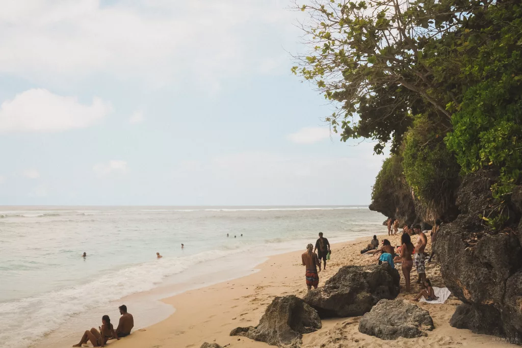 Menschen am Strand des Green Bowl Beach