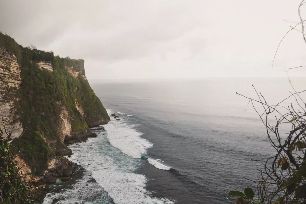 Klippen, die hoch aus dem Meer ragen in Uluwatu