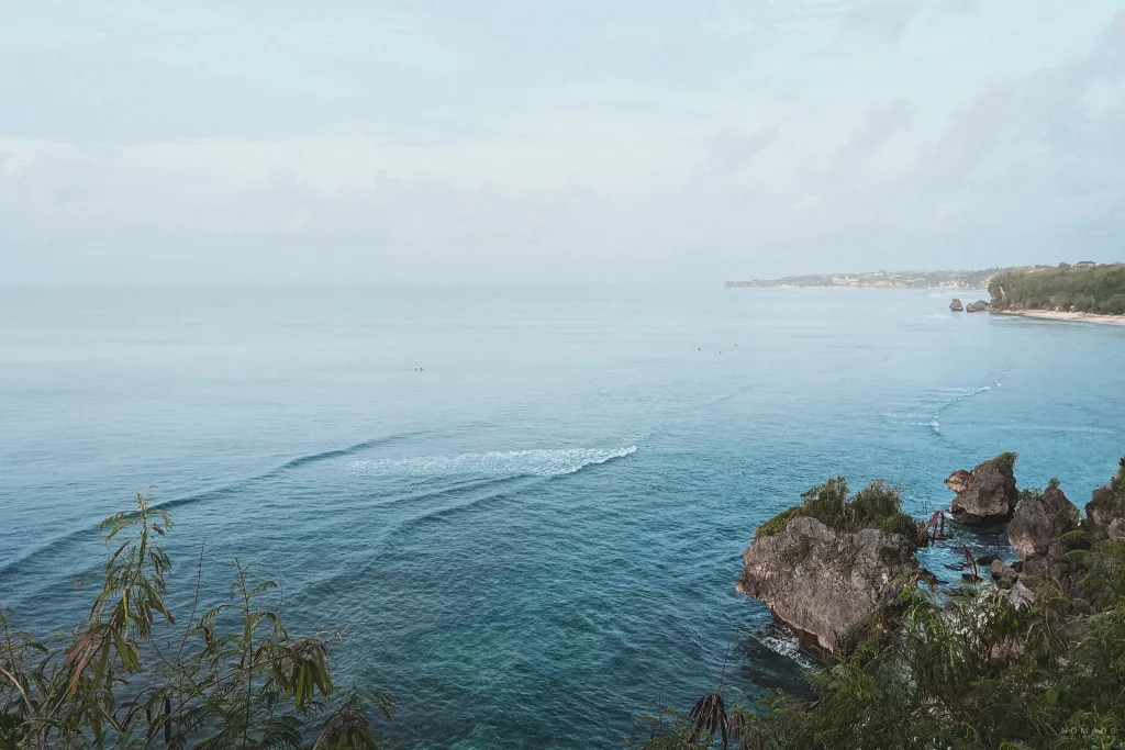 Blick auf das weiter Meer mit Buchten, Felsen und Stränden am Ufer