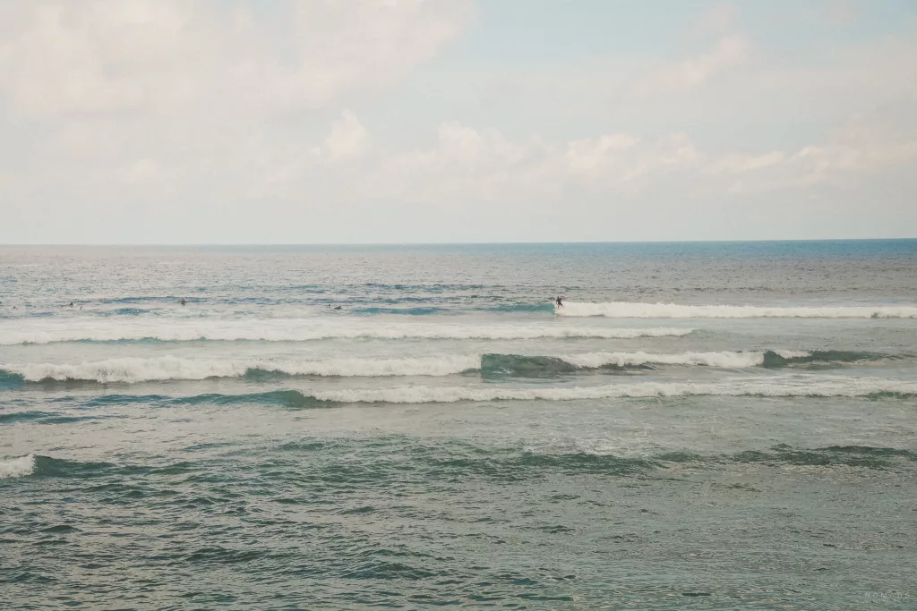 Surfer im Meer in Uluwatu auf Bali