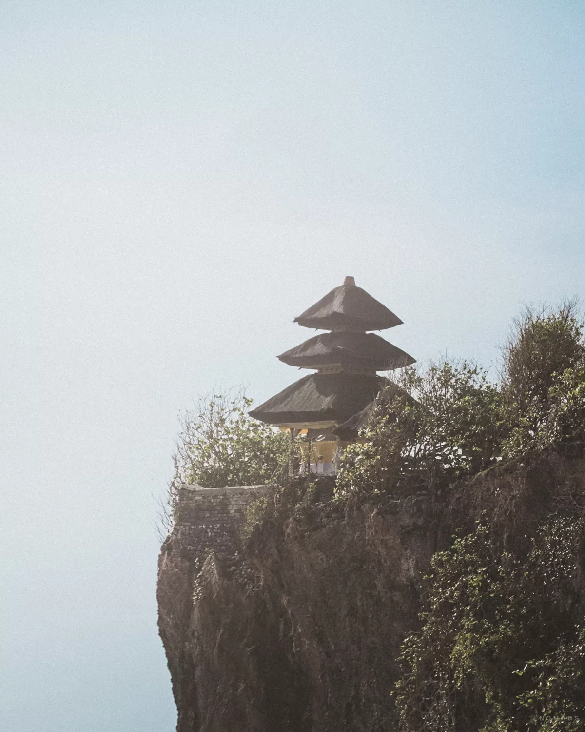 Blick auf den Pura Luhur Uluwatu, der auf den Klippen steht