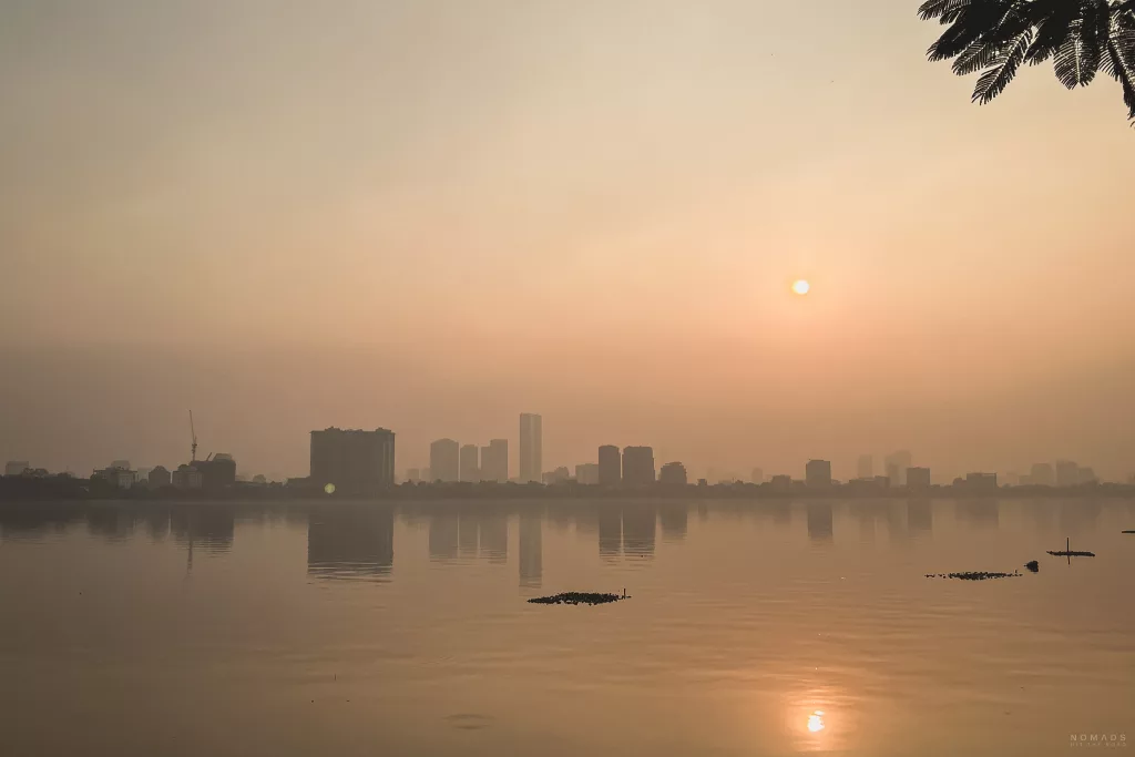 Smog über dem Westlake in Hanoi während die Sonne untergeht
