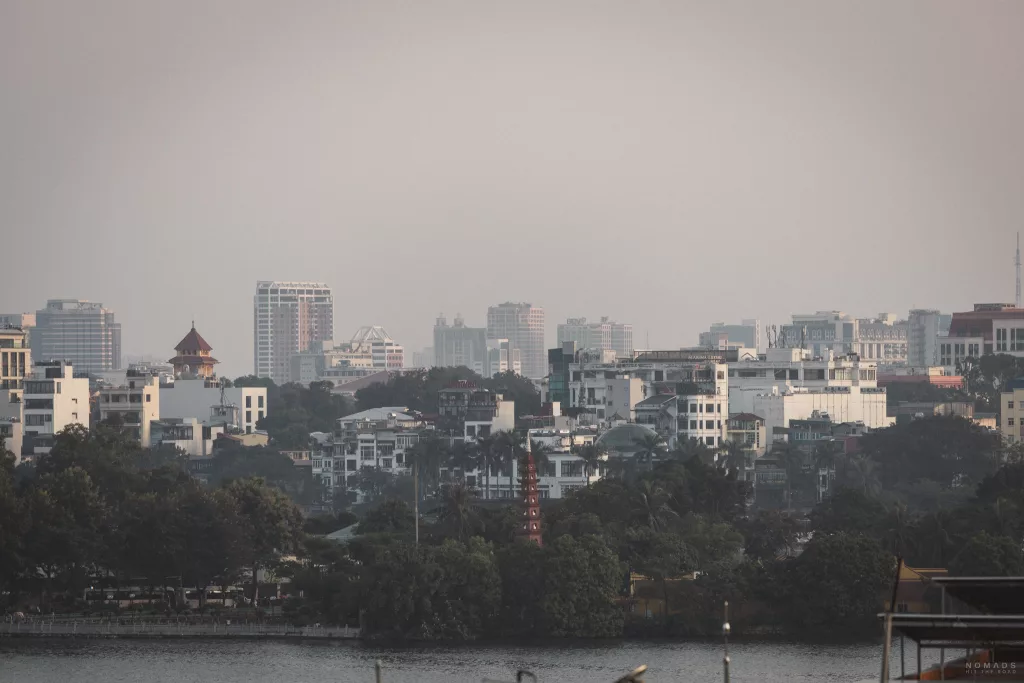 Blick auf Hanoi mit Gebäuden, Pagode und See