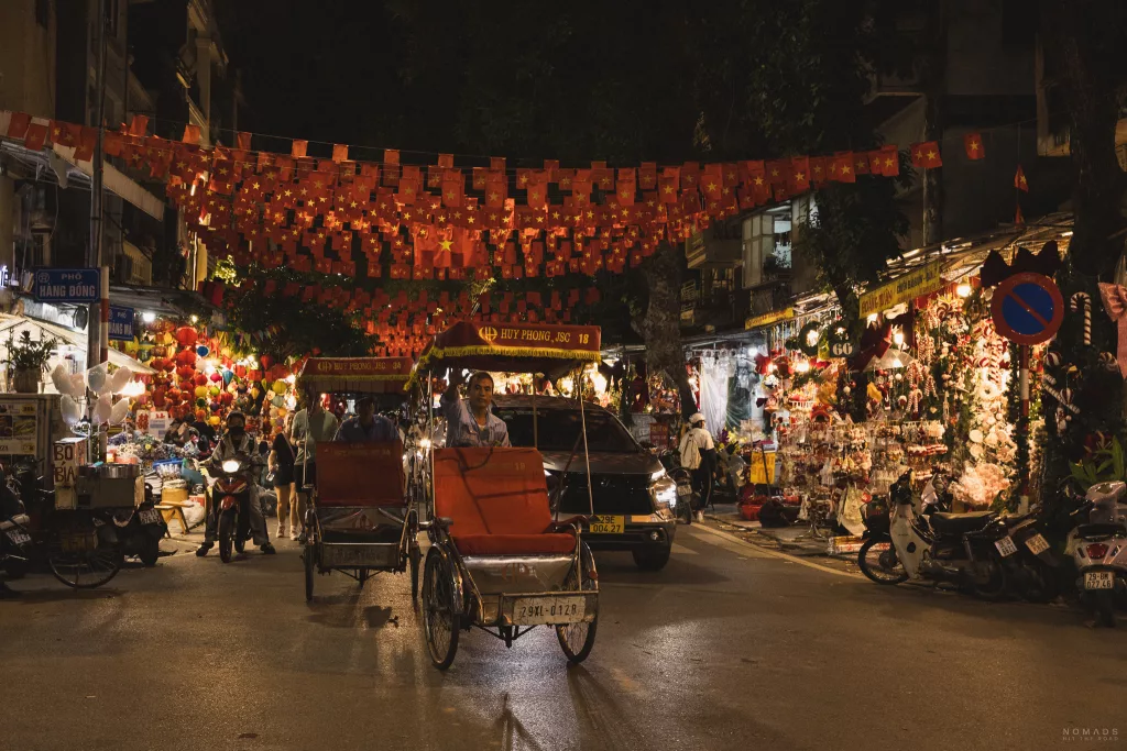 Lokales Transportmittel auf einer belebten Straße in Hanoi
