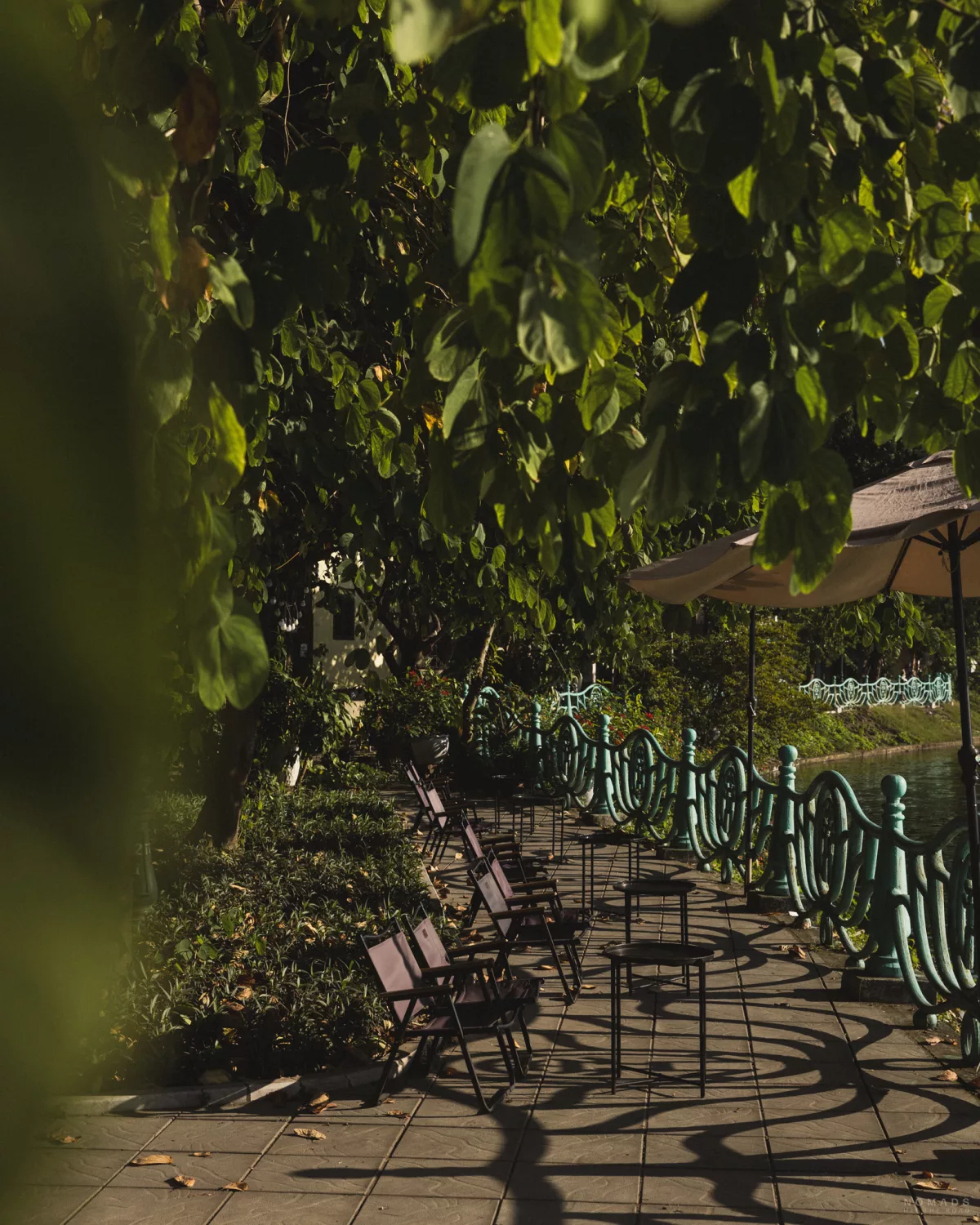 Klappstühle und Sonnenschirm am West Lake in Hanoi