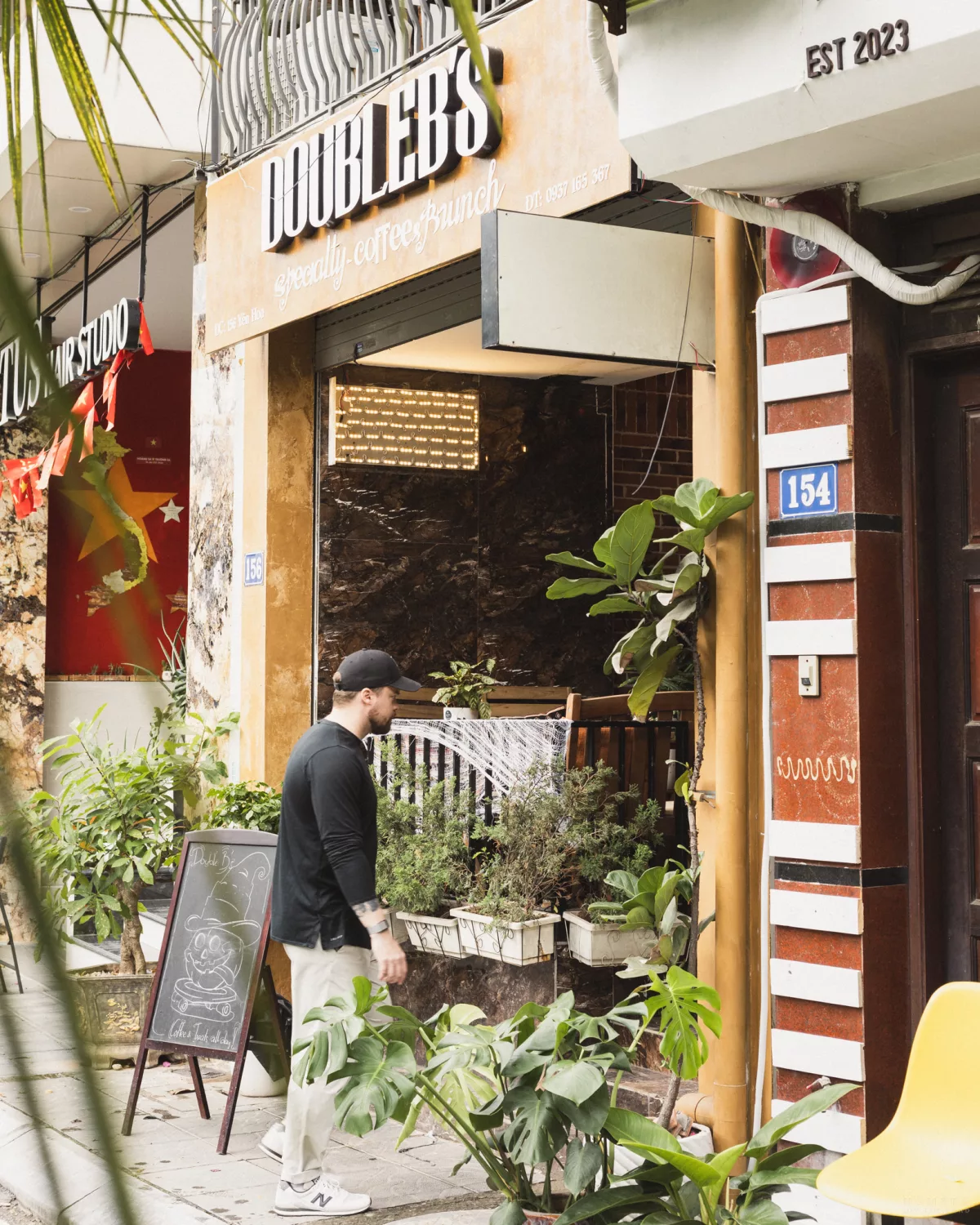 Mann geht in das Café Double's in Tay Ho