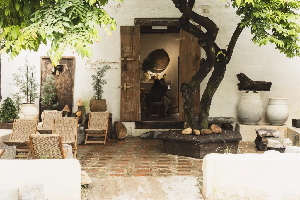 Eingang des Cafés May Kitchenware Cafe in Tay Ho in Hanoi