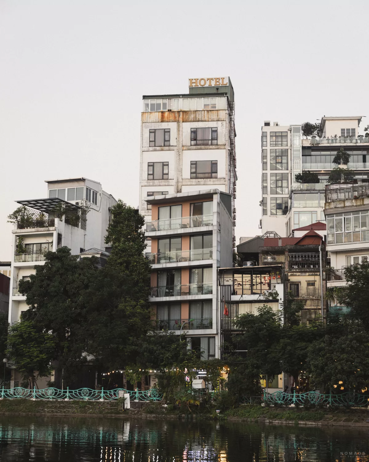 Schmales Gebäude mit Schriftzug Hotel am Westlake in Tay Ho