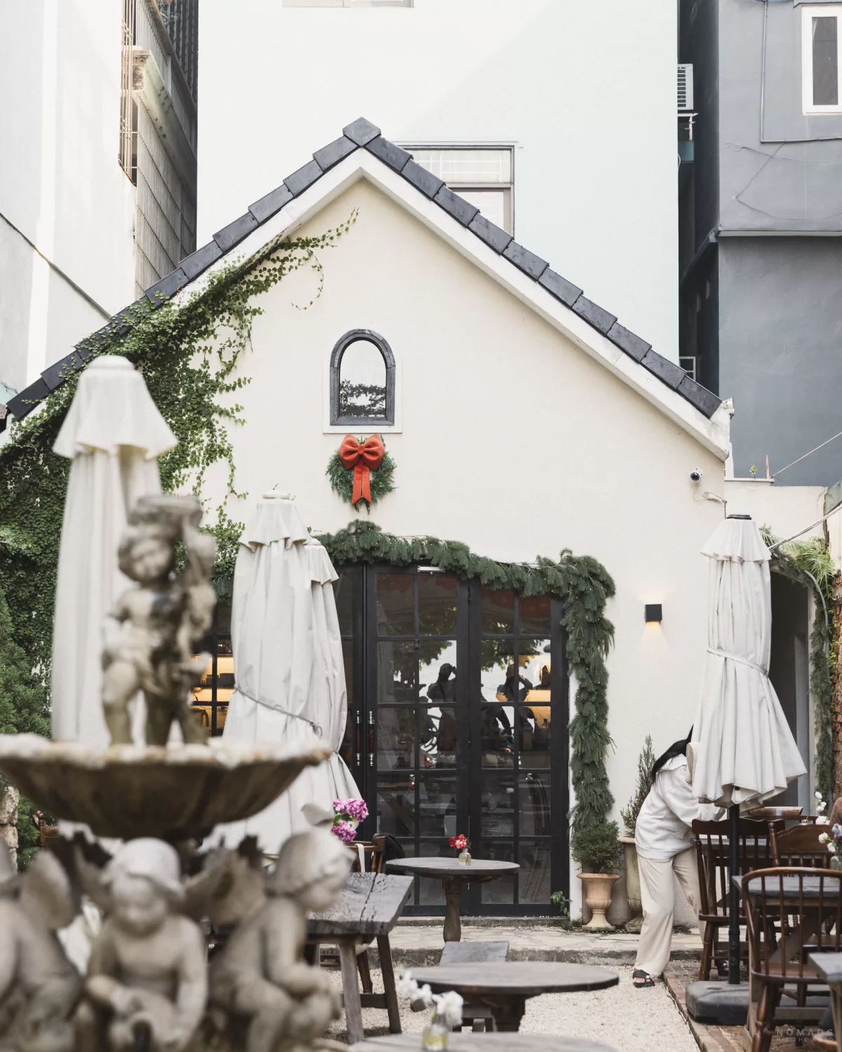 Eingang und Terrasse des Monete Café in Tay ho Hanoi