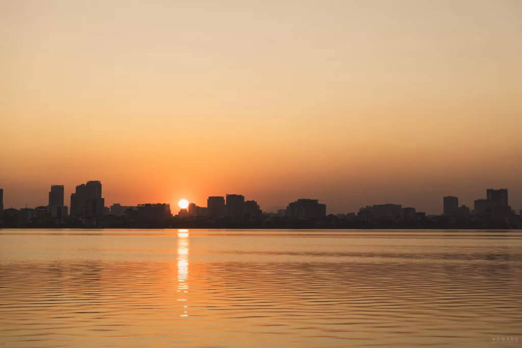 Sonnenuntergang am West Lake im Viertel Tay Ho in Hanoi